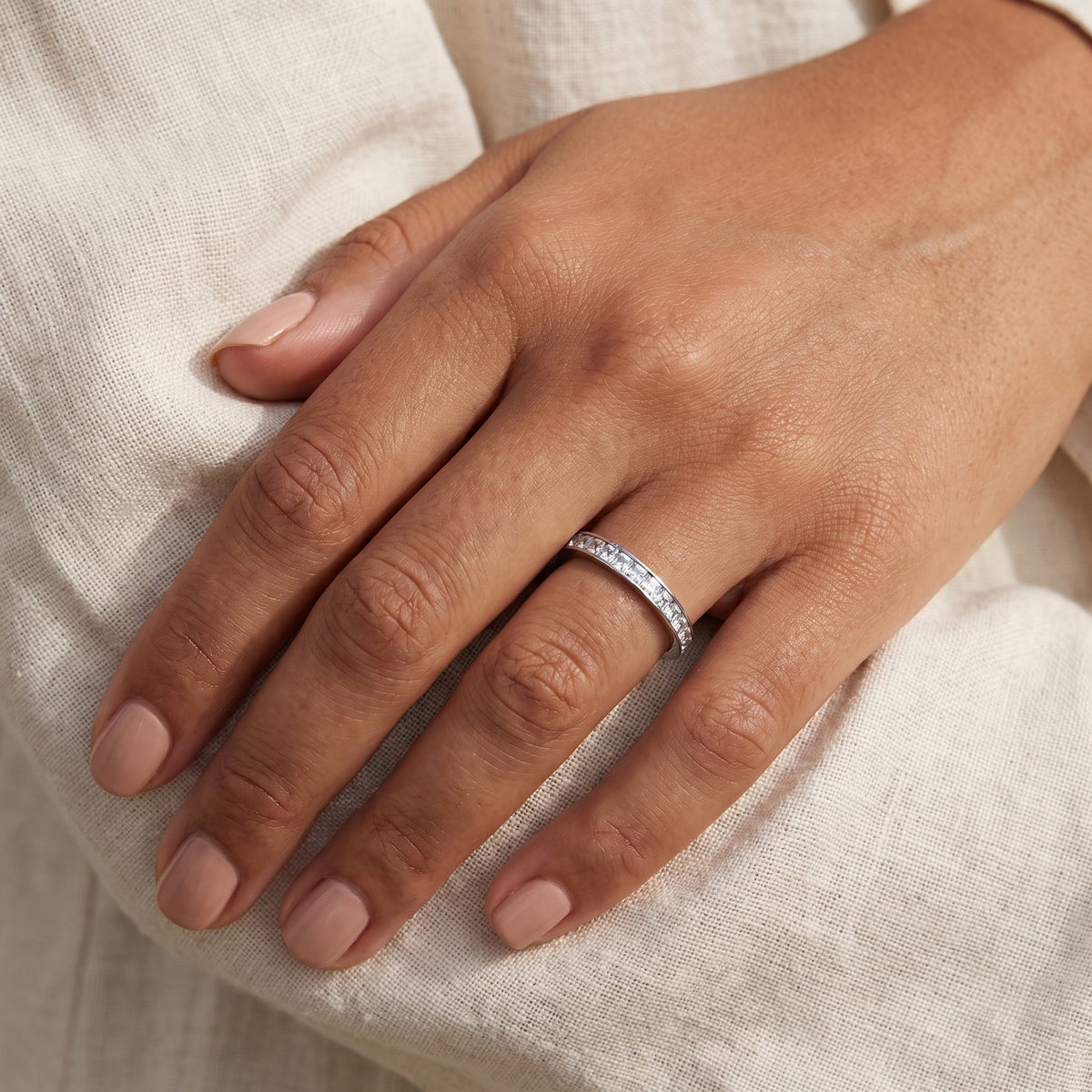 Anillo Brillos plateado puesto