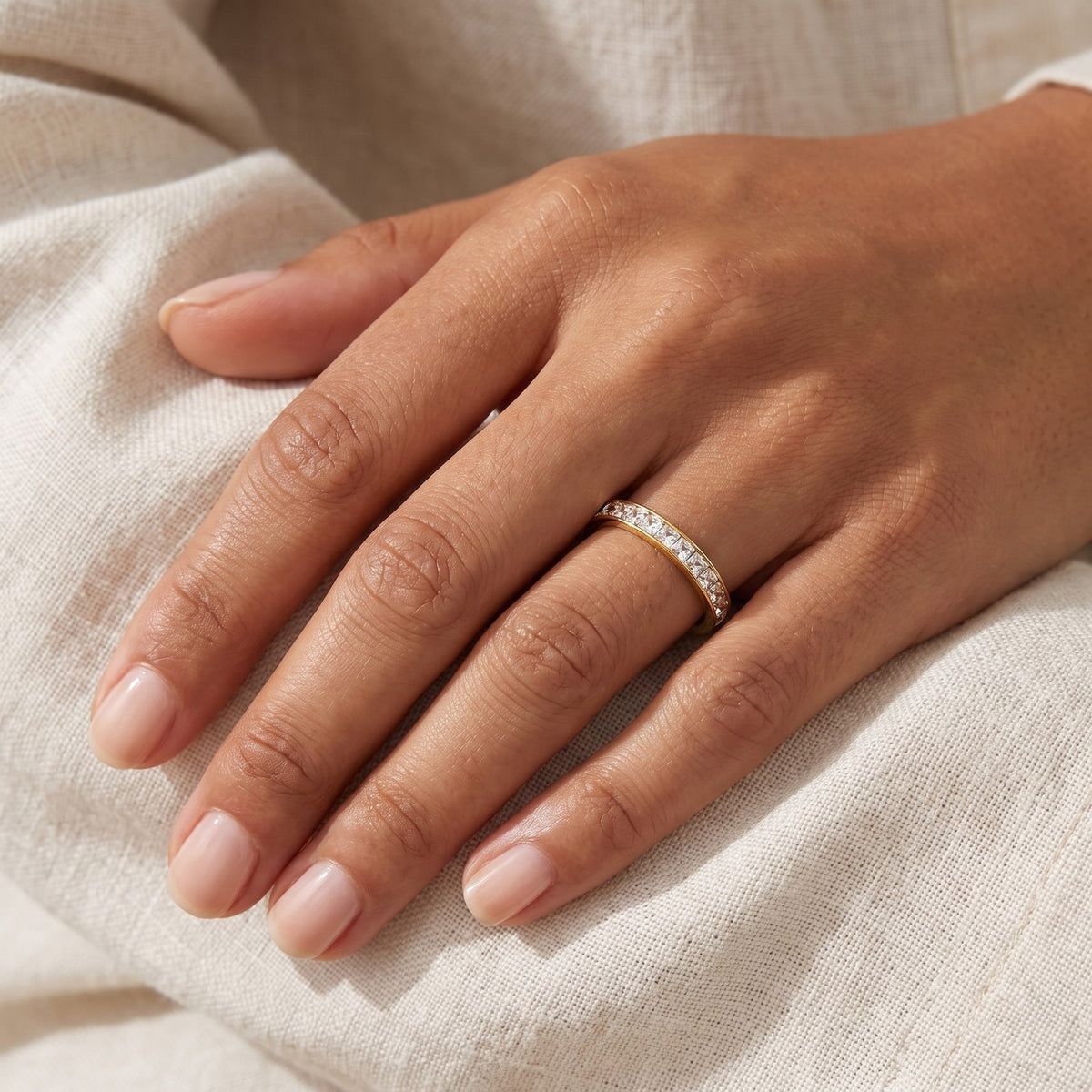 Anillo Brillos dorado puesto