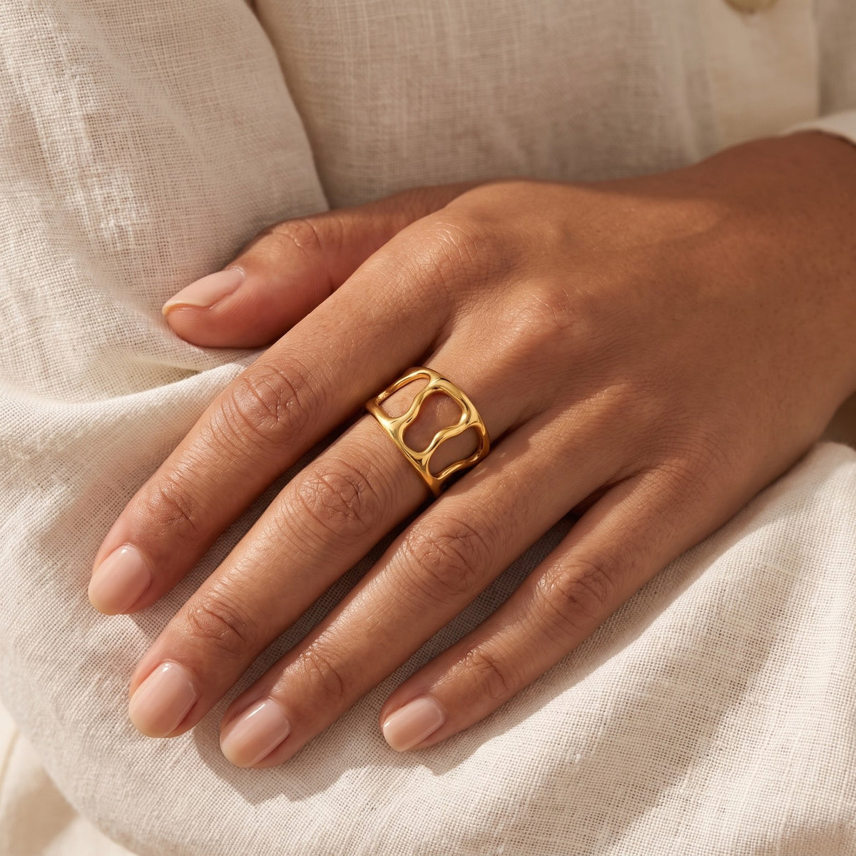 Anillo Burbujas dorado puesto