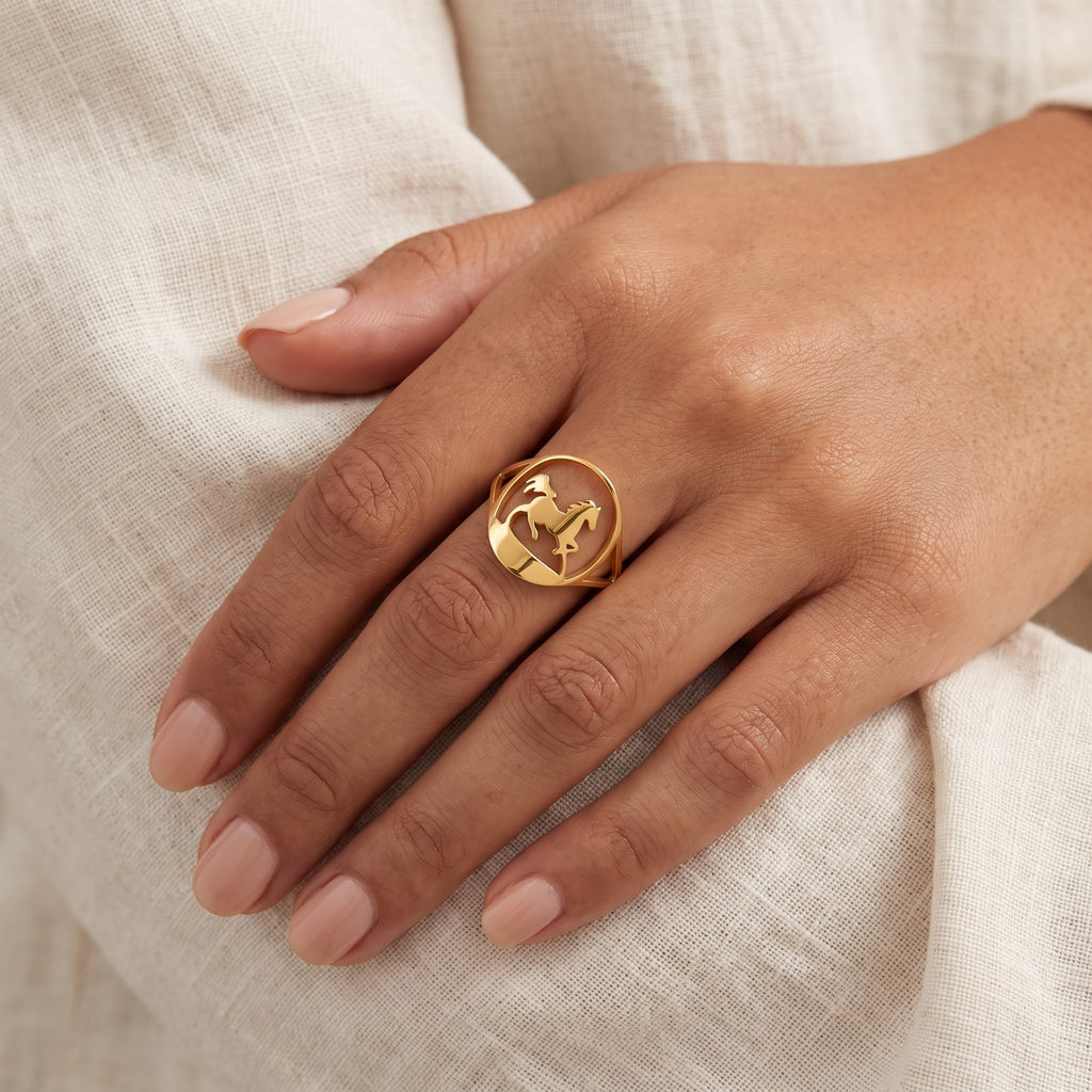Anillo Caballo en el aro dorado puesto