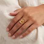 Anillo Caballo en el aro dorado puesto
