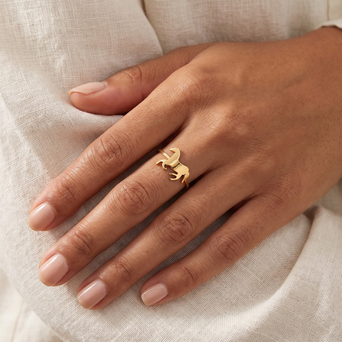 Anillo Caballo galopando dorado puesto