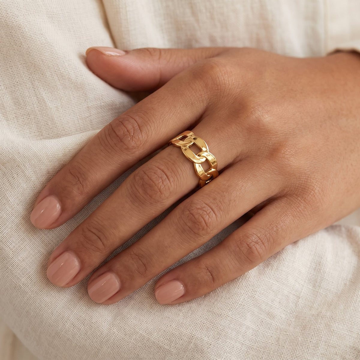 Anillo Cadena gruesa dorado puesto
