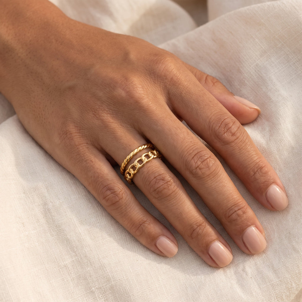 Anillo Cadena y banda dorado puesto