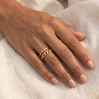 Anillo Cadena y banda dorado puesto
