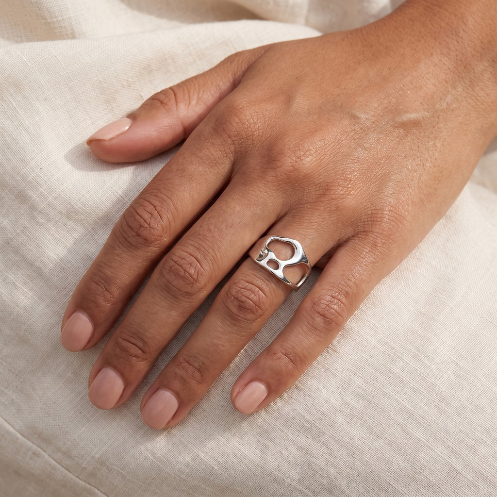 Anillo Calado orgánico plateado puesto