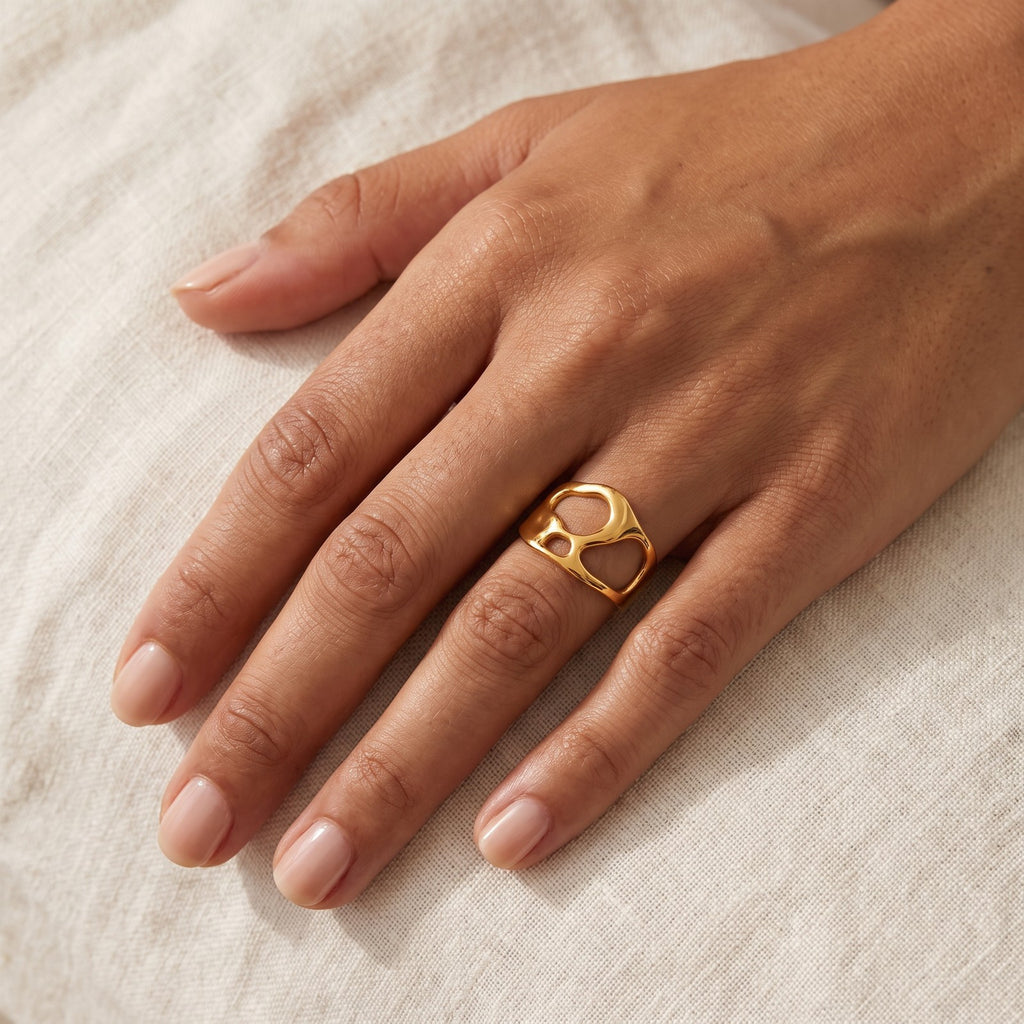 Anillo Calado orgánico dorado puesto