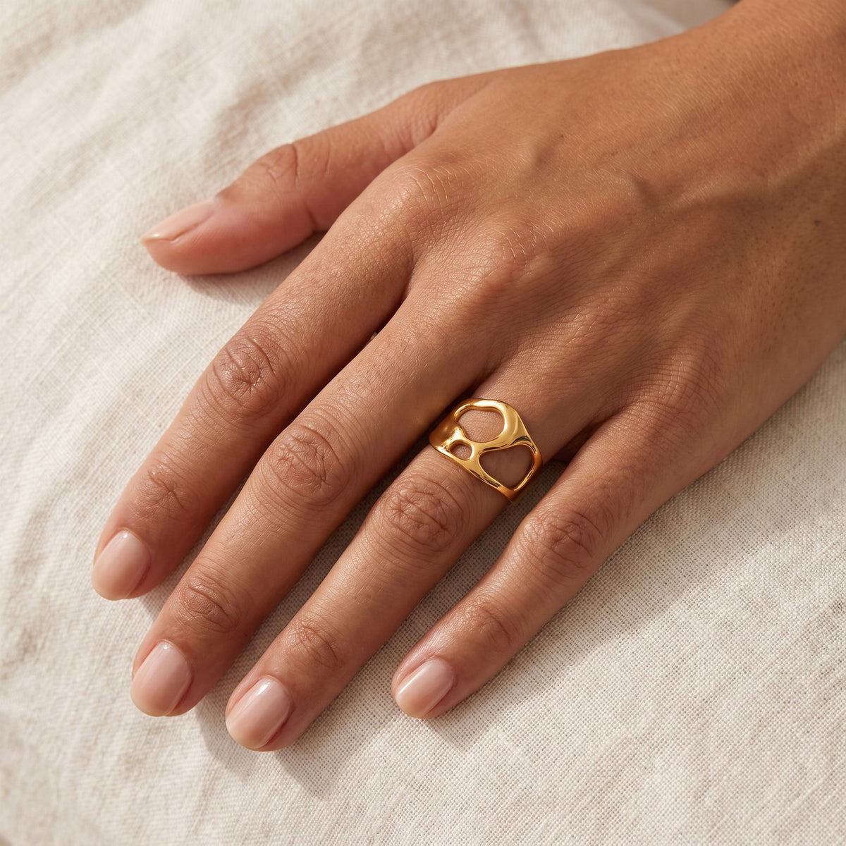 Anillo Calado orgánico dorado puesto
