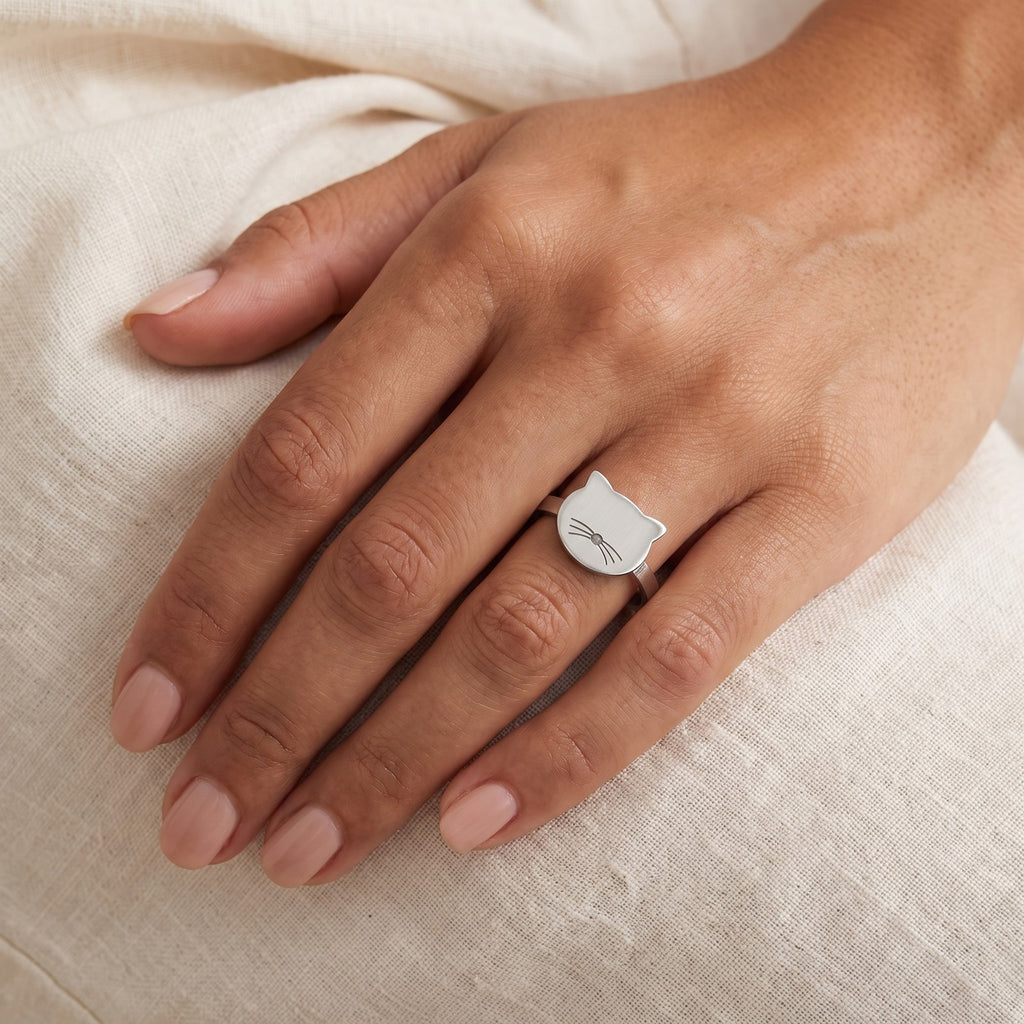 Anillo Carita de gato plateado puesto