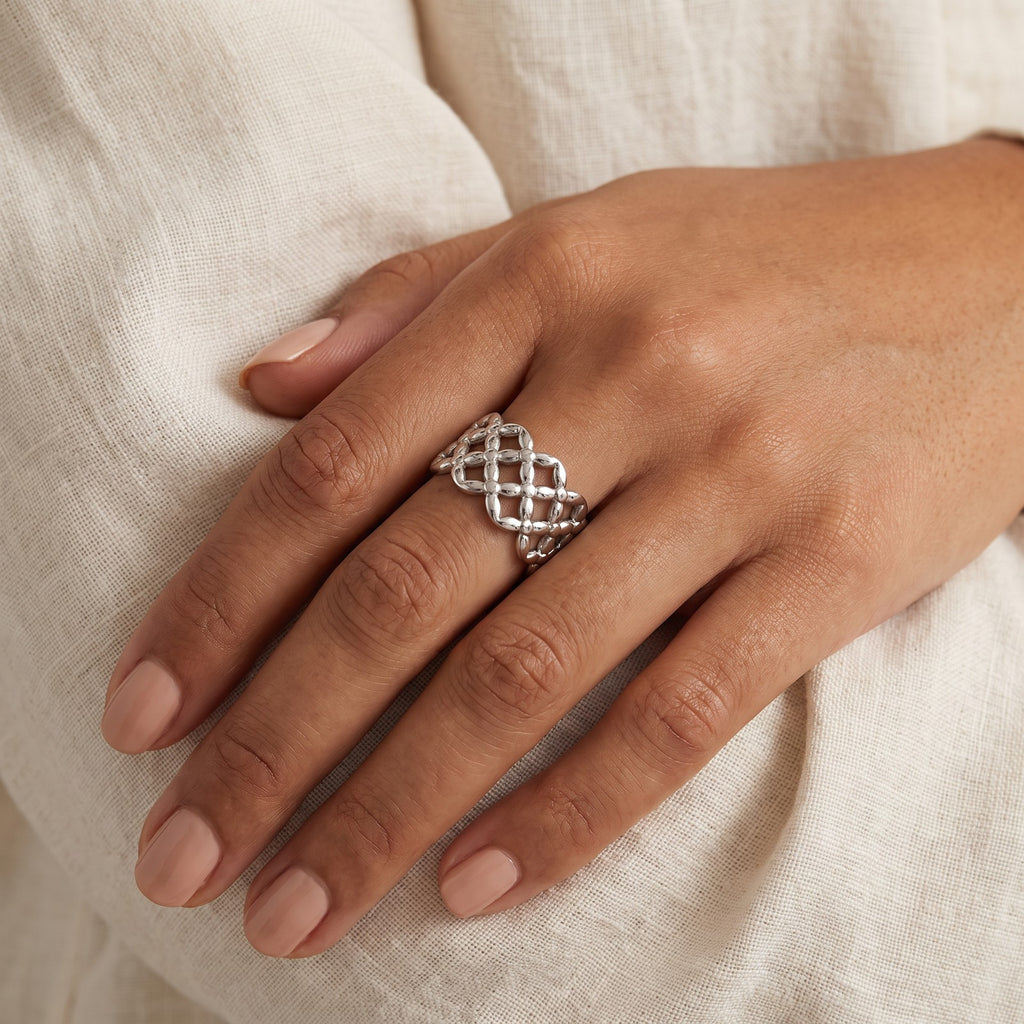 Anillo Celta plateado puesto
