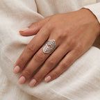 Anillo Chevron plateado puesto