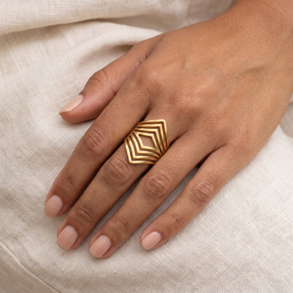 Anillo Chevron dorado puesto