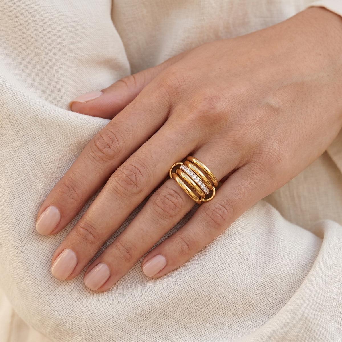Anillo Cinco aros dorado puesto