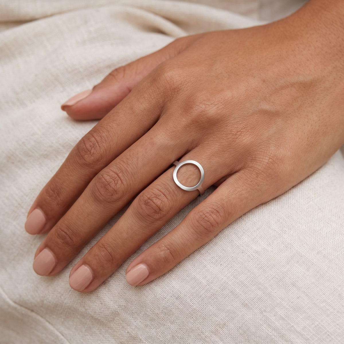 Anillo Círculo abierto plateado puesto