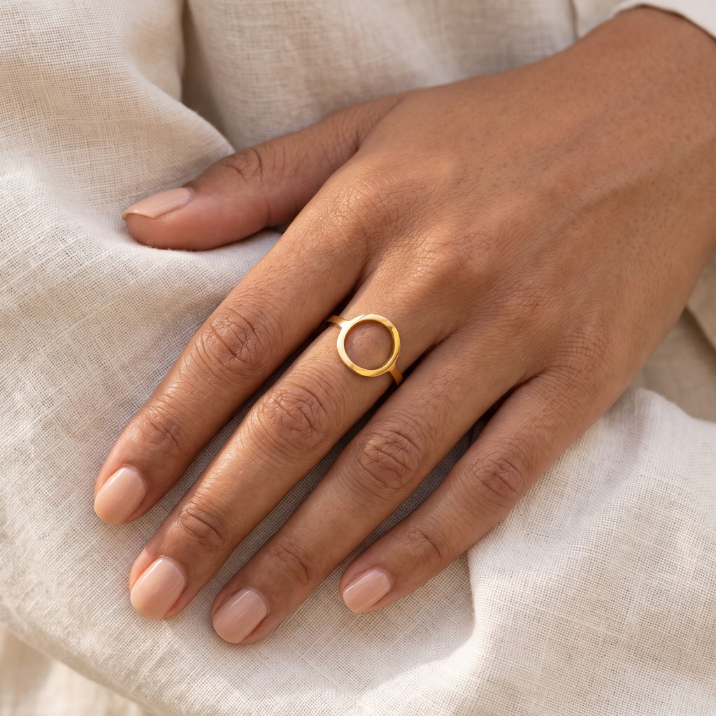 Anillo Círculo abierto dorado puesto
