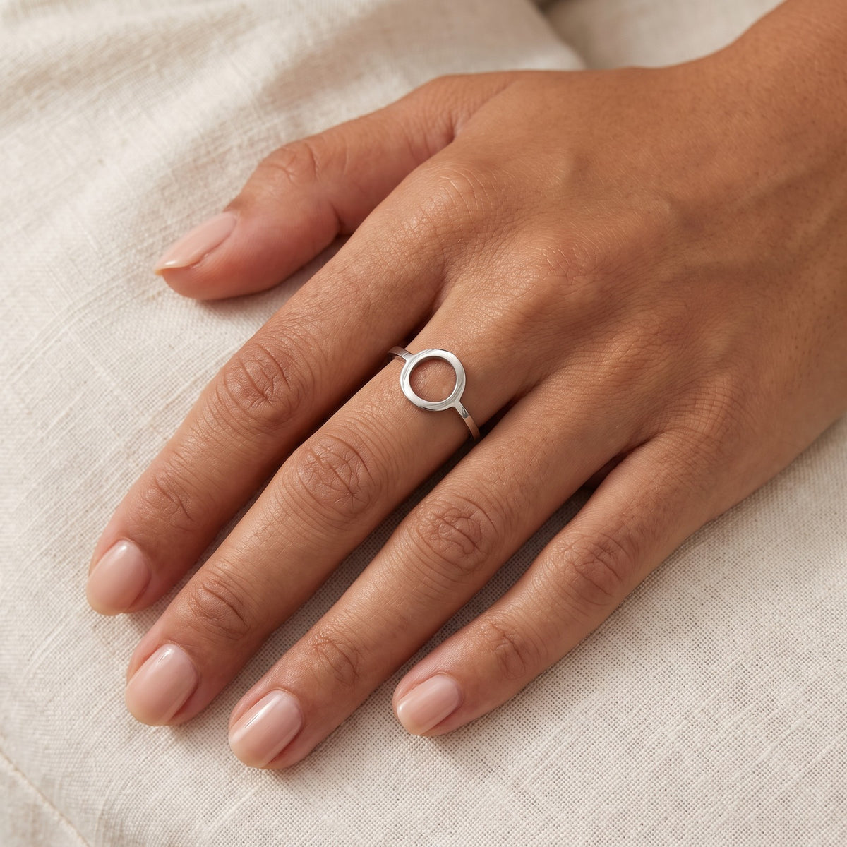 Anillo Círculo mini plateado puesto