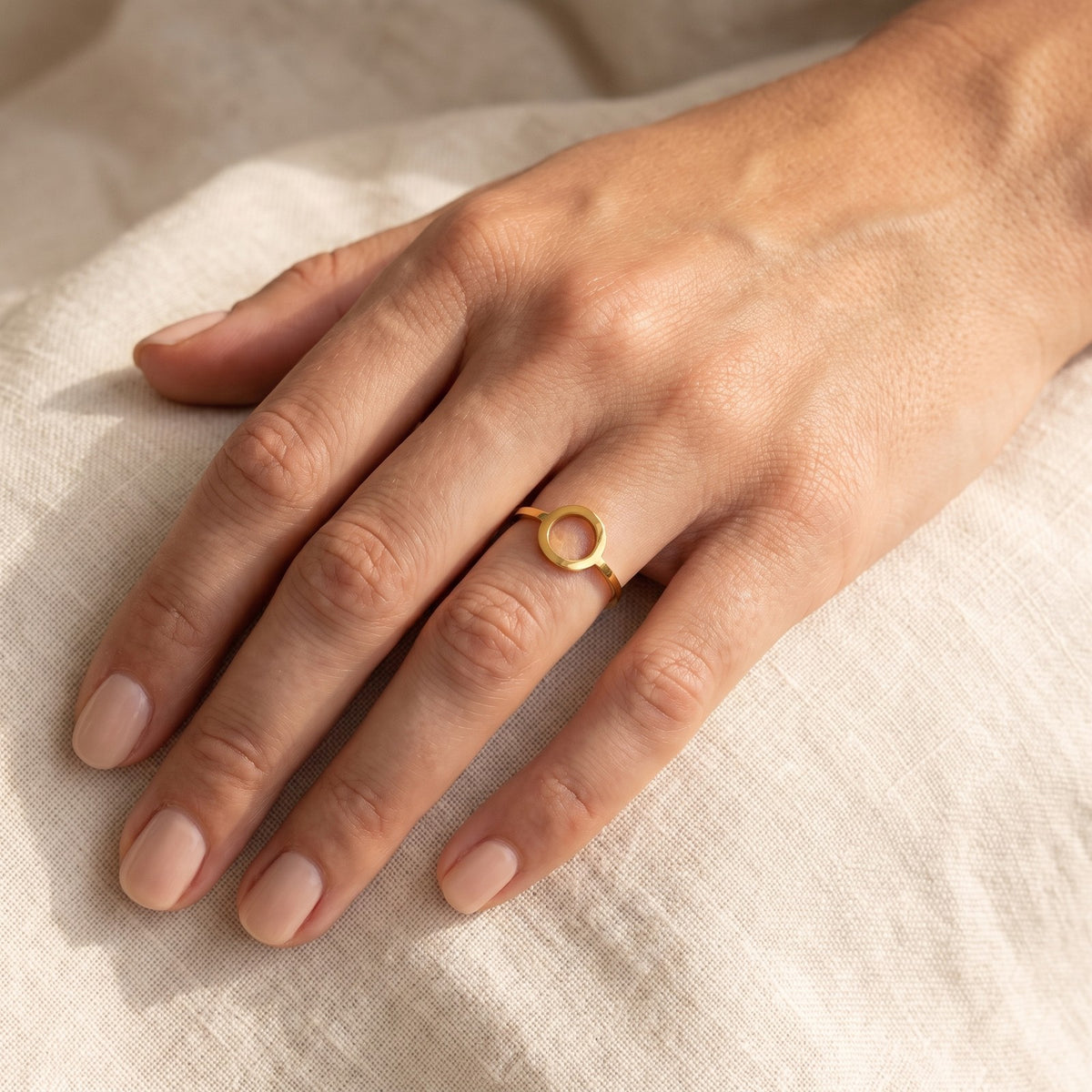Anillo Círculo mini dorado puesto