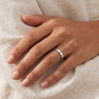 Anillo Círculos plateado puesto