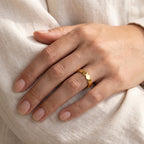 Anillo Círculos dorado puesto