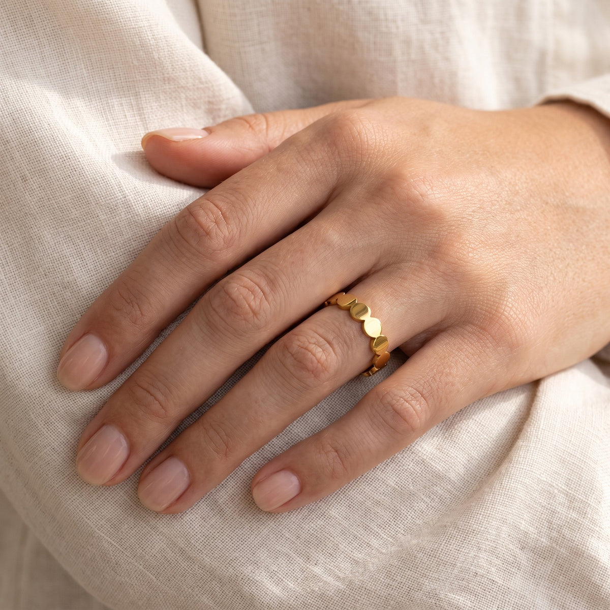 Anillo Círculos dorado puesto