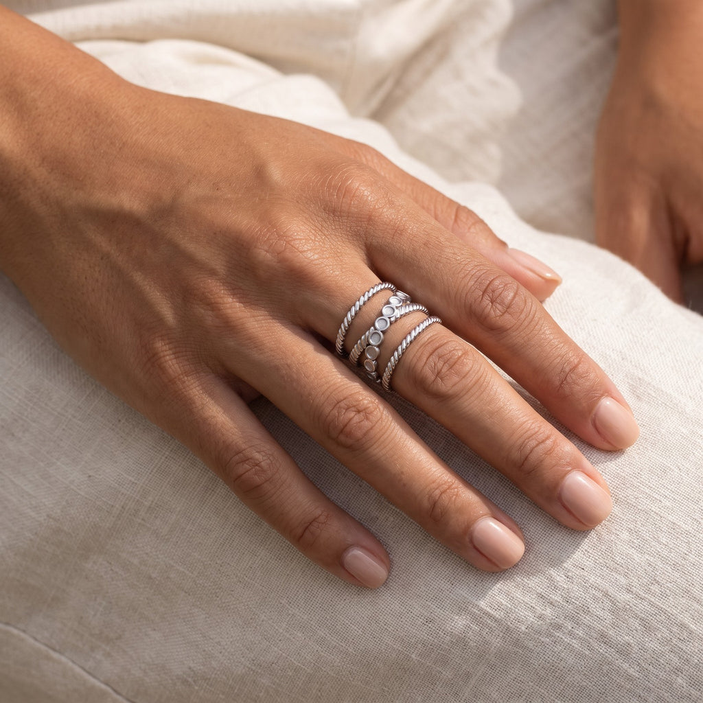 Anillo Círculos y bolitas plateado puesto