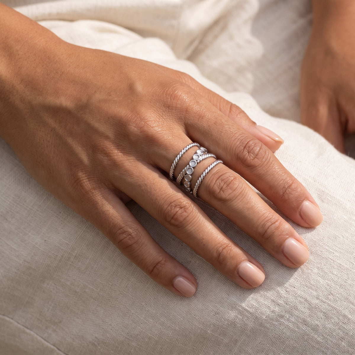 Anillo Círculos y bolitas plateado puesto