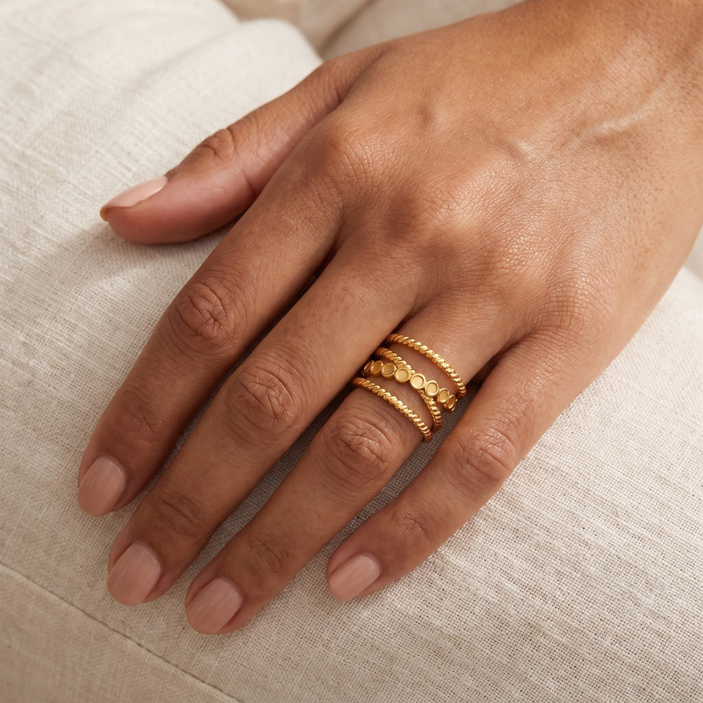 Anillo Círculos y bolitas dorado puesto