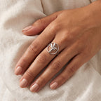 Anillo Colibrí en el aro plateado puesto
