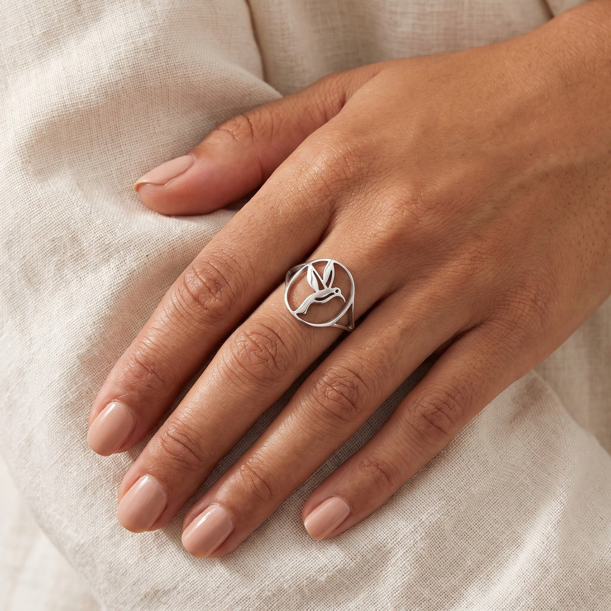 Anillo Colibrí en el aro plateado puesto