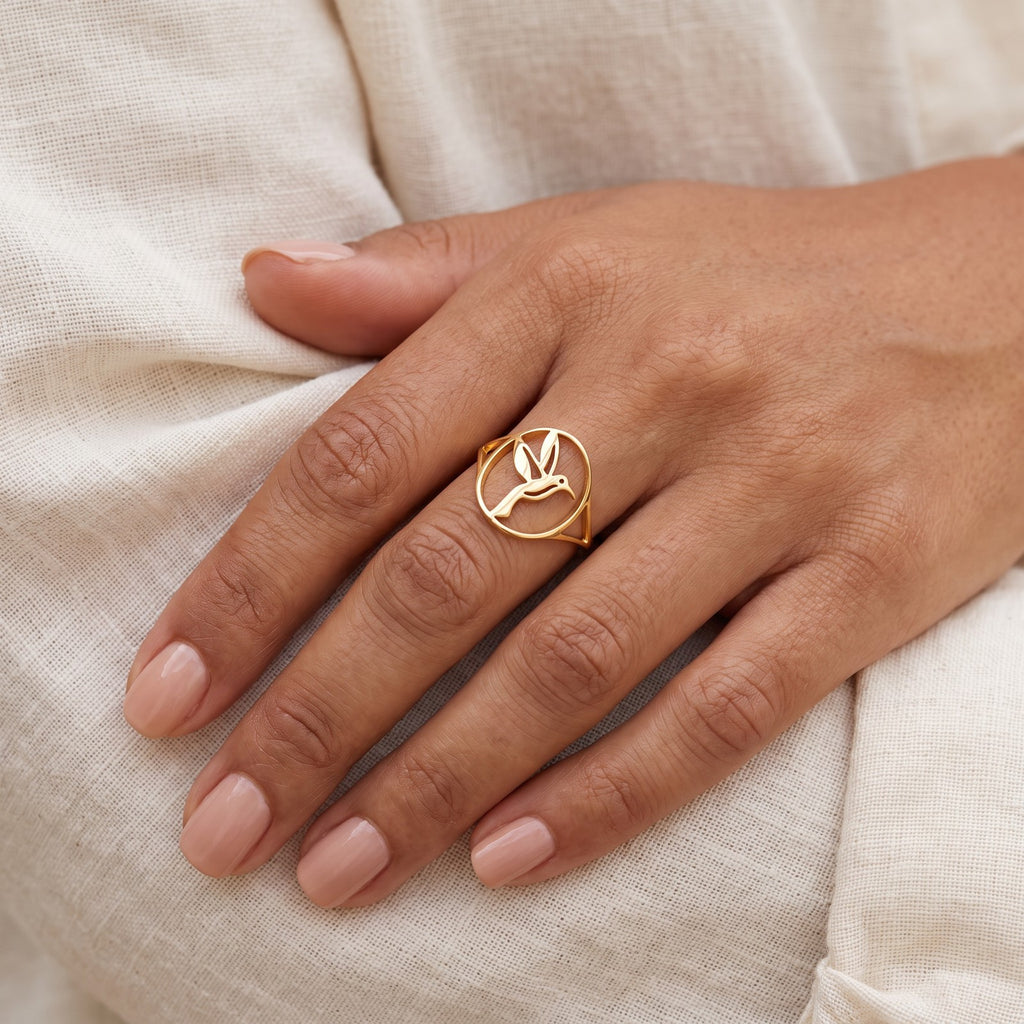 Anillo Colibrí en el aro dorado puesto