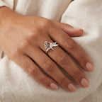 Anillo Colibrí plateado puesto