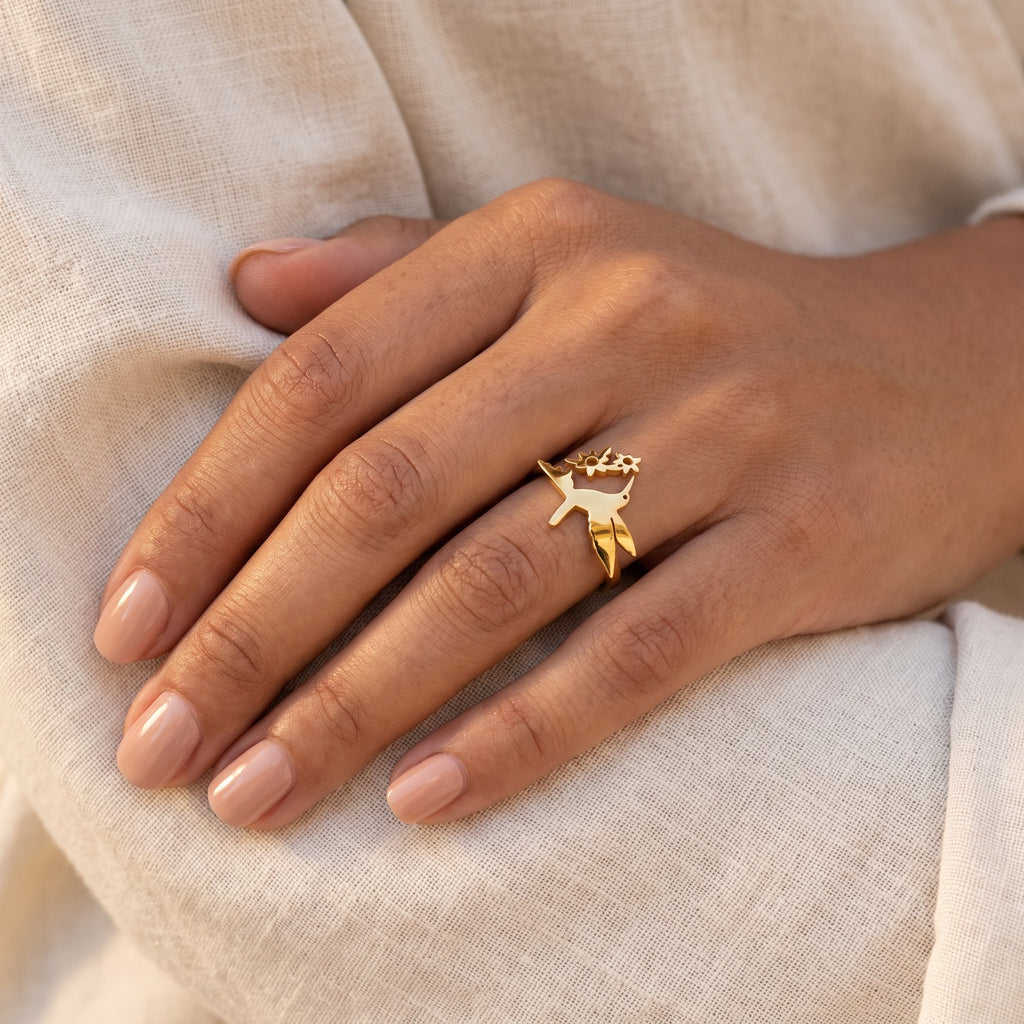 Anillo Colibrí dorado puesto