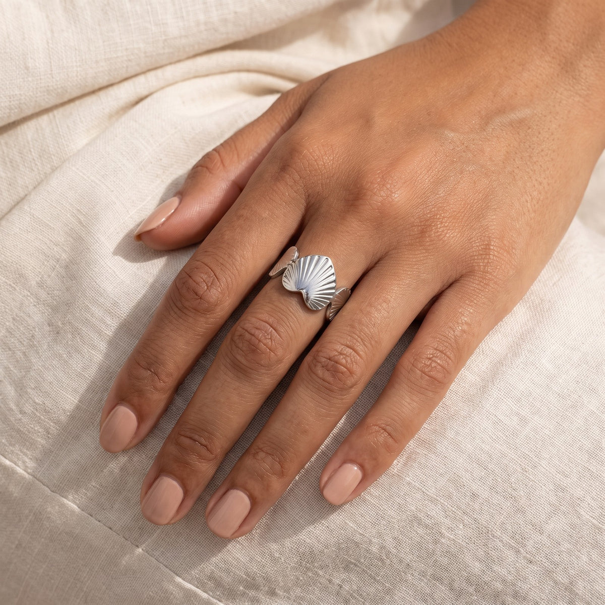 Anillo Conchas plateado puesto