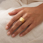 Anillo Conchas dorado puesto