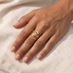 Anillo Coral dorado puesto