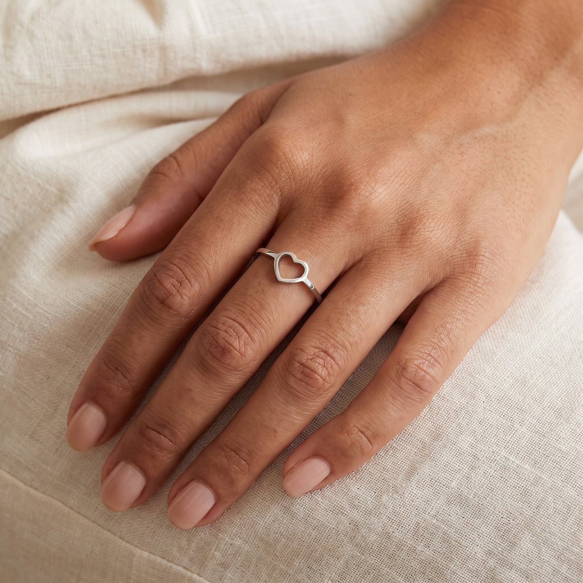 Anillo Corazón abierto plateado puesto