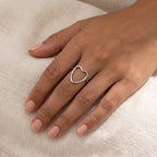 Anillo Corazón de alambre plateado puesto