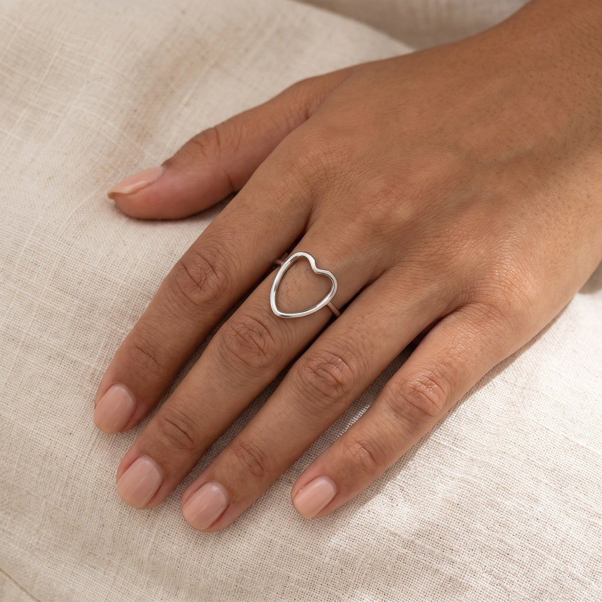 Anillo Corazón de alambre plateado puesto