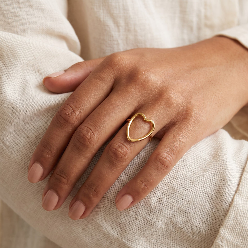 Anillo Corazón de alambre dorado puesto