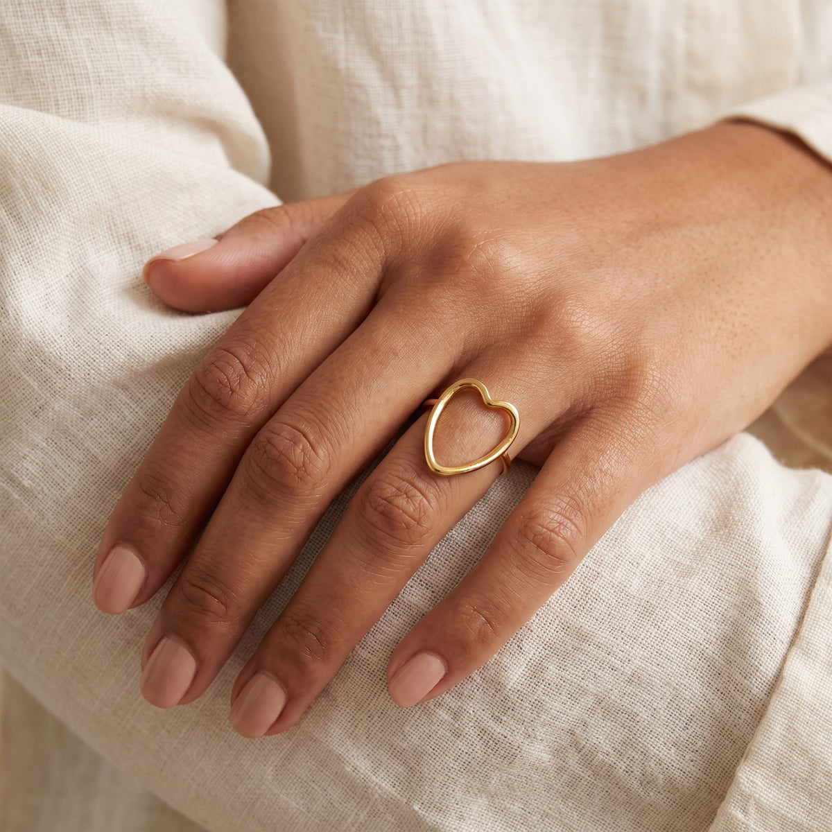 Anillo Corazón de alambre dorado puesto