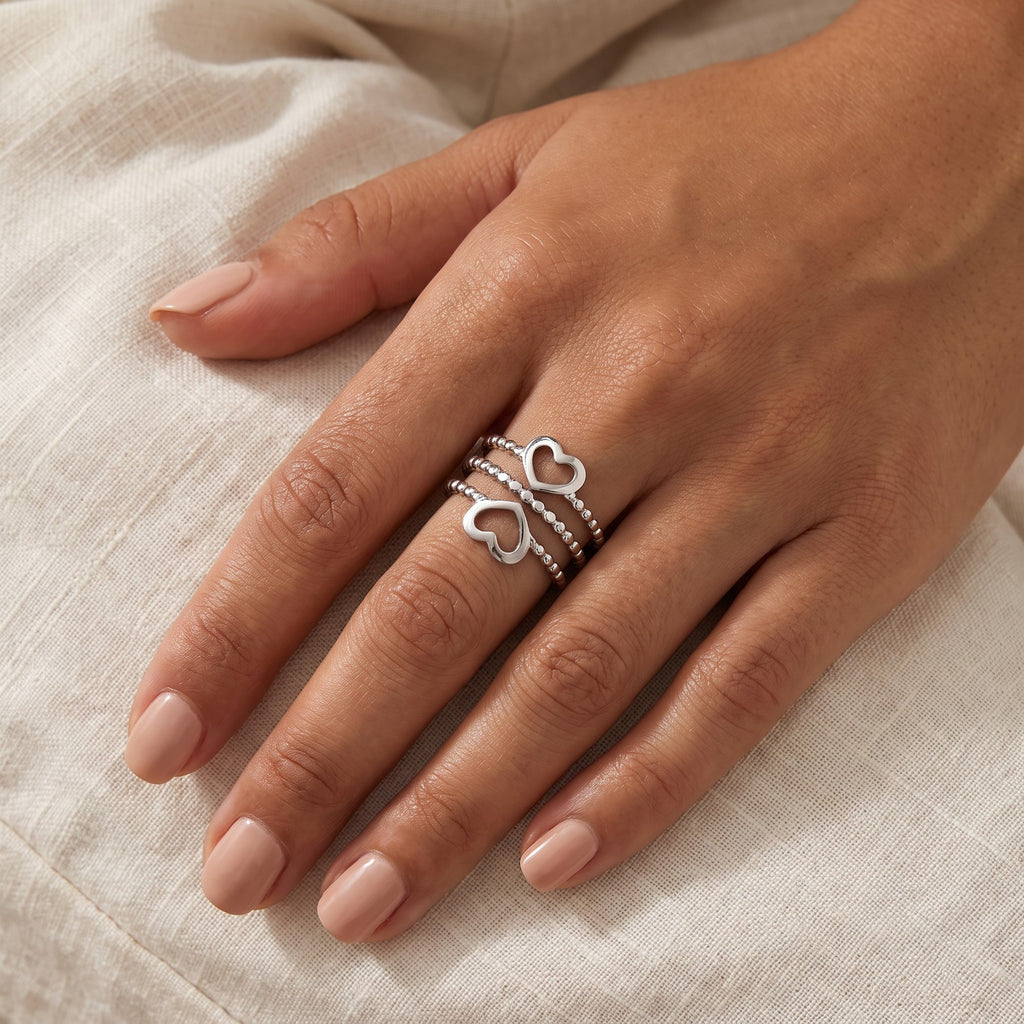 Anillo Corazón de bolitas plateado puesto