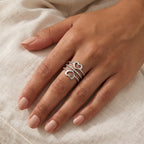 Anillo Corazón de bolitas plateado puesto