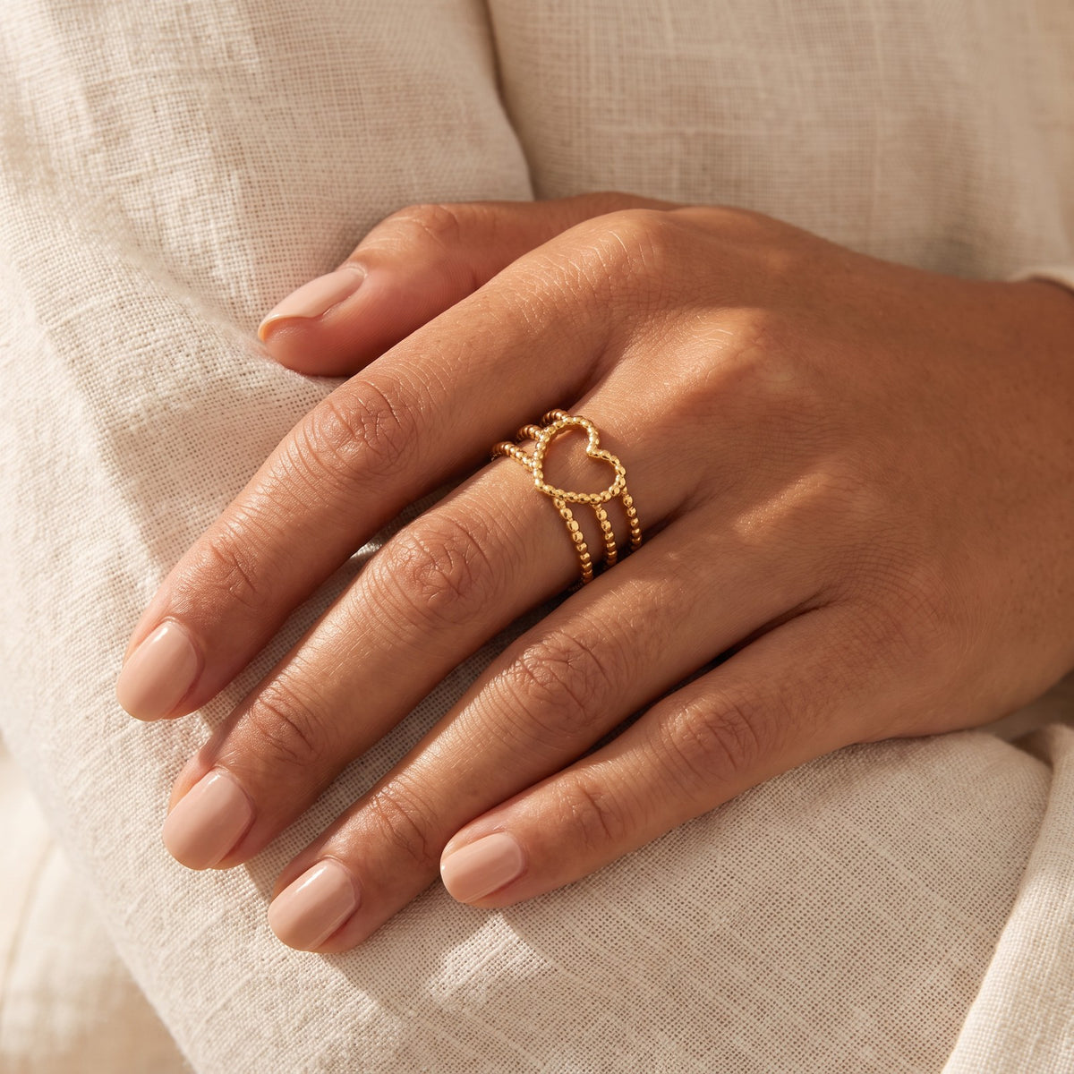 Anillo Corazón de bolitas dorado puesto