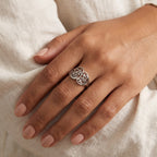 Anillo Corazón de filigrana plateado puesto