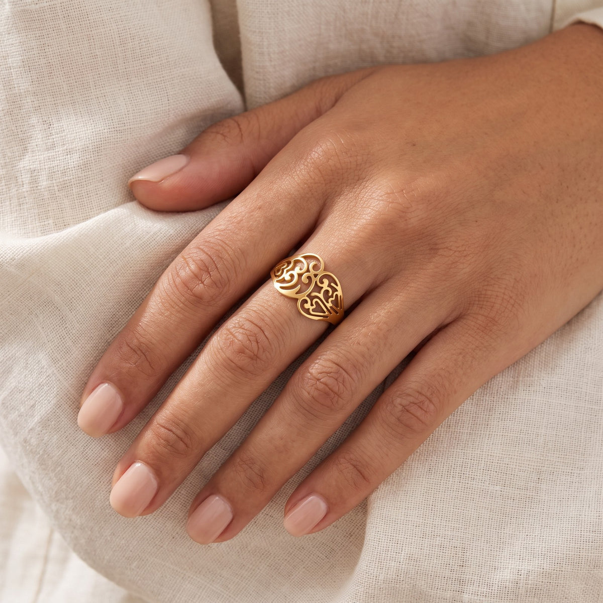 Anillo Corazón de filigrana dorado puesto