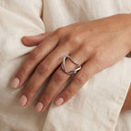 Anillo Corazón escultural plateado puesto