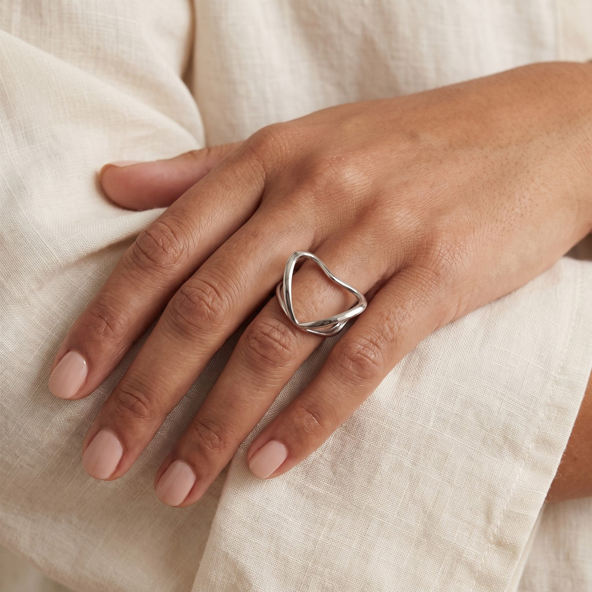 Anillo Corazón escultural plateado puesto