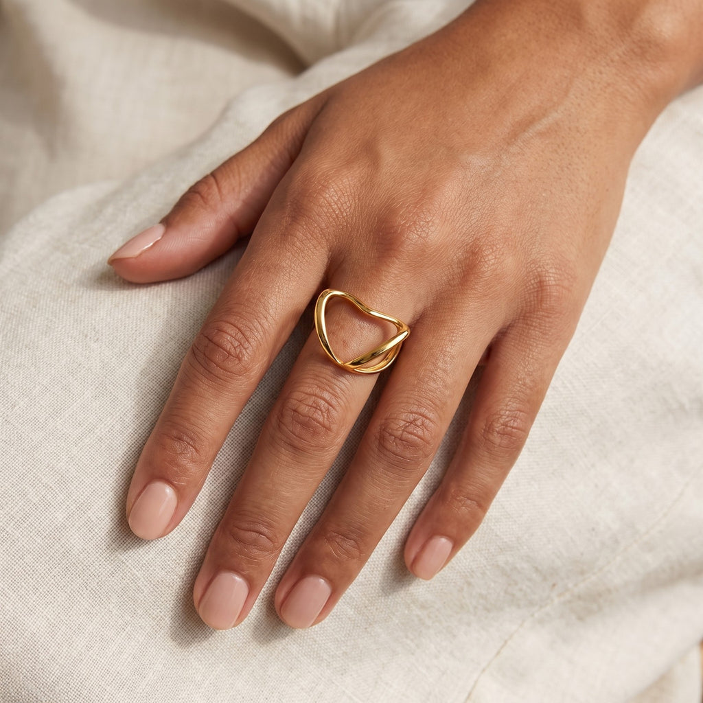 Anillo Corazón escultural dorado puesto