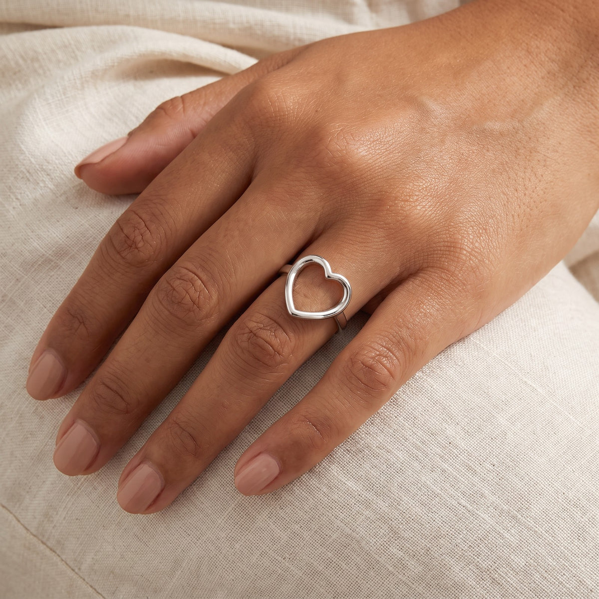 Anillo Corazón grande plateado puesto