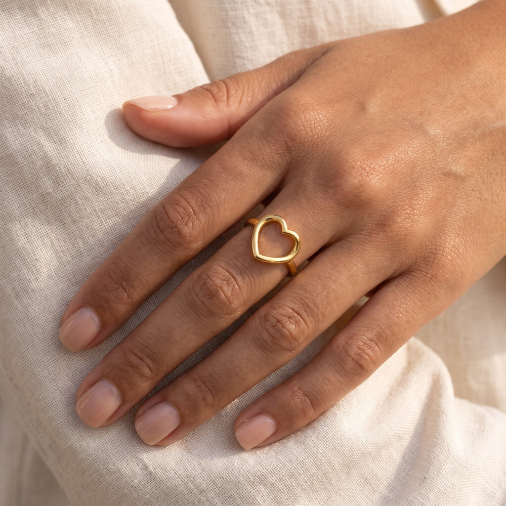 Anillo Corazón grande dorado puesto